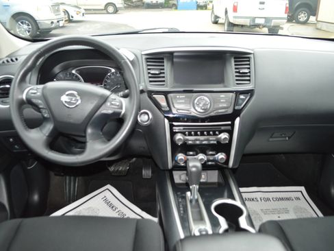 Used 2019 Nissan Pathfinder SV AWD/4WD image 17