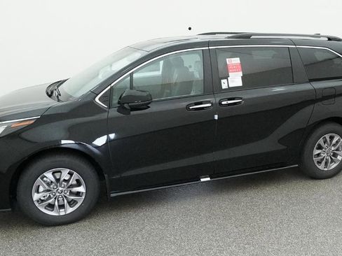 New 2026 Toyota Sienna XLE FWD image 17