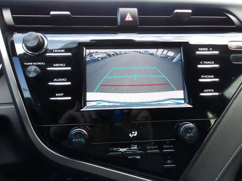 Used 2019 Toyota Camry SE FWD image 18