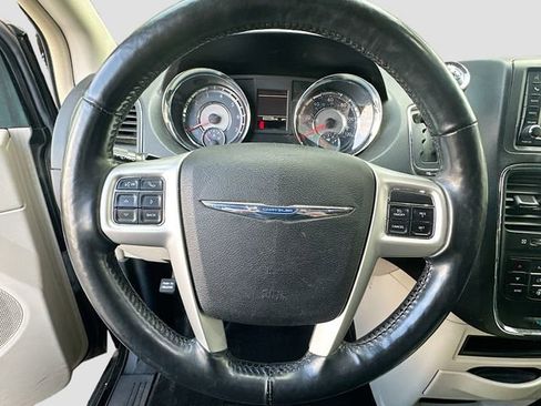 Used 2015 Chrysler Town & Country Touring w/ Driver Convenience Group image 12