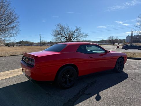 Used 2019 Dodge Challenger SXT image 5