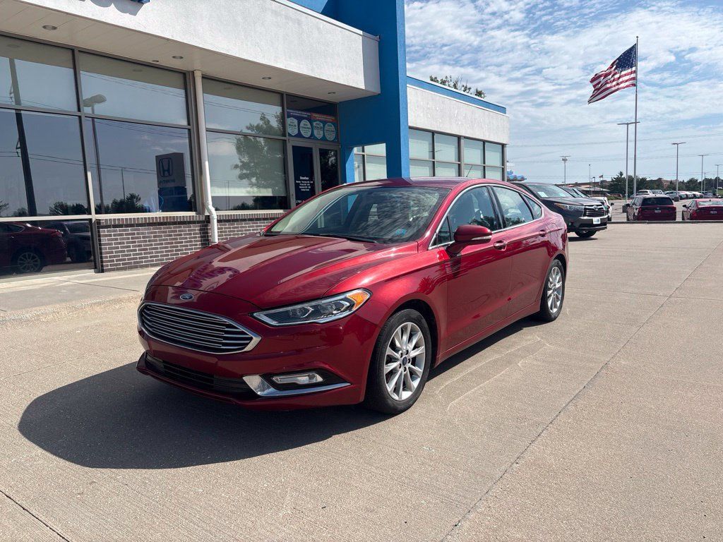 Used 2017 Ford Fusion SE w/ Fusion SE Technology Package FWD image 1