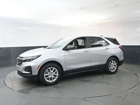 Used 2022 Chevrolet Equinox LS w/ LS Convenience Package AWD/4WD image 2