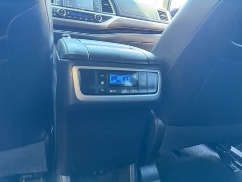 Used 2019 Toyota Highlander SE w/ Carpet Mat Package (TMS) FWD image 23