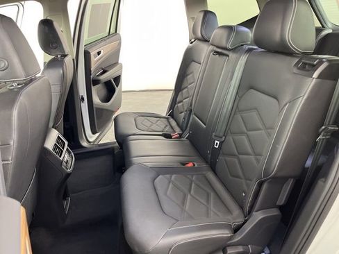 Used 2025 Volkswagen Atlas SE image 40