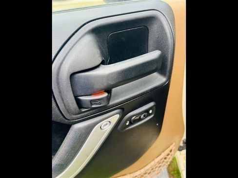 Used 2011 Jeep Wrangler Unlimited Sahara w/ Connectivity Group AWD/4WD image 5