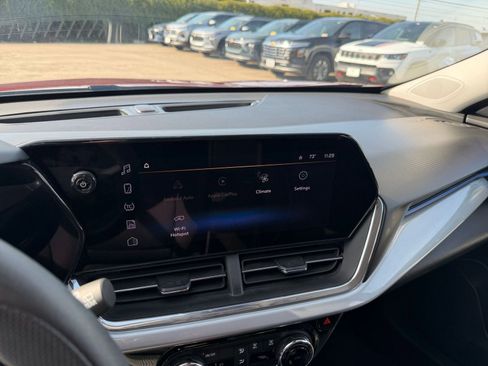 Used 2025 Chevrolet Trax LT image 21