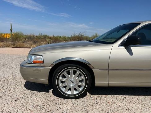 Used 2008 Lincoln Town Car Signature Limited image 10