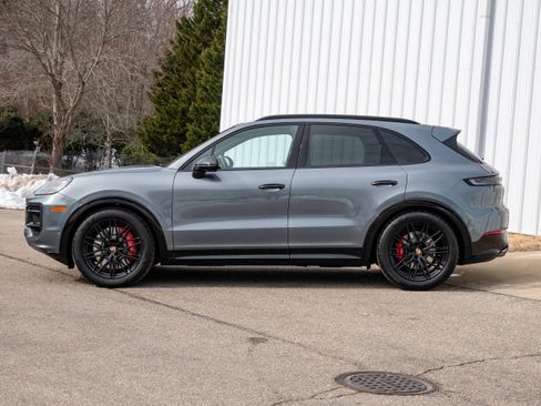 New 2026 Porsche Cayenne GTS image 2