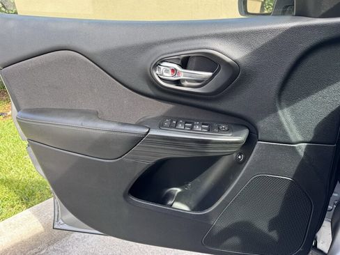 Used 2017 Jeep Cherokee Latitude FWD image 13