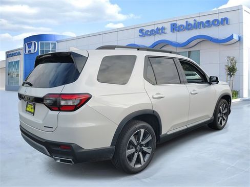 New 2025 Honda Pilot Touring image 4