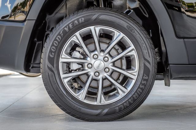 Used 2019 Jeep Cherokee Latitude Plus FWD image 14