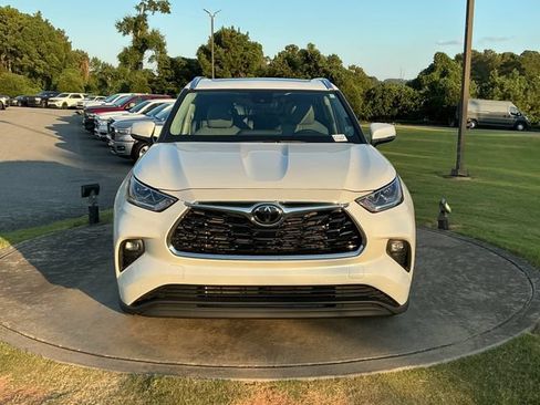 Used 2023 Toyota Highlander Limited FWD image 2