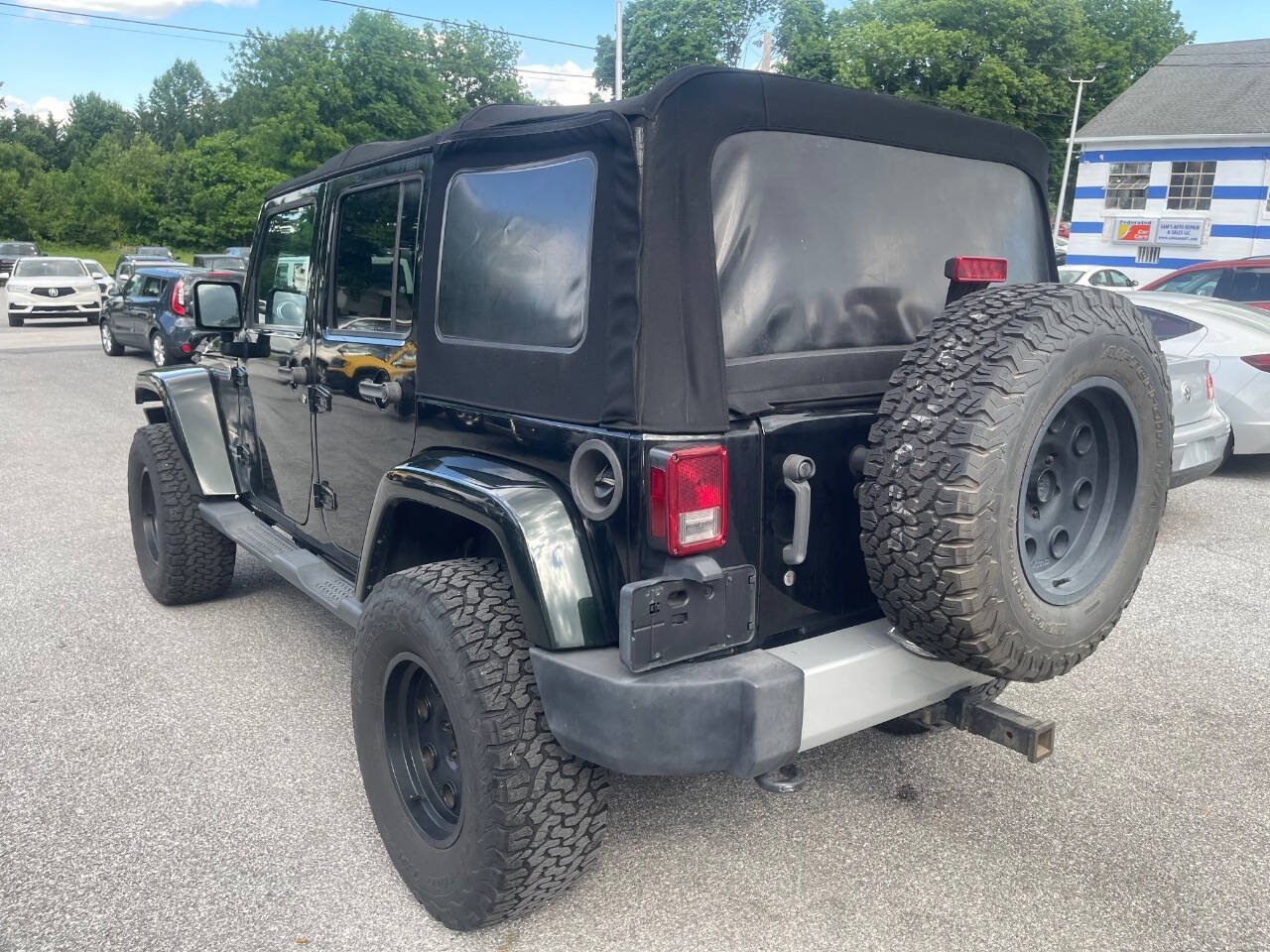 Used 2012 Jeep Wrangler Unlimited Sahara w/ Dual Top Group AWD/4WD image 8