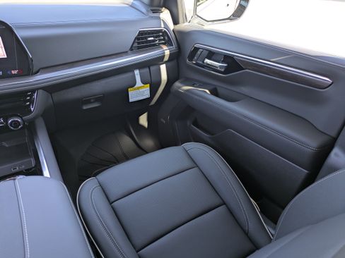 New 2026 Chevrolet Suburban Premier image 18