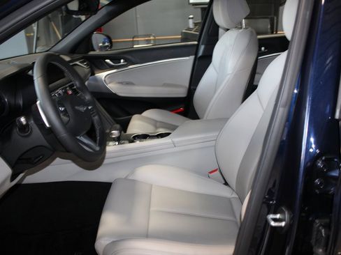 Used 2023 Genesis G70 2.0T image 12