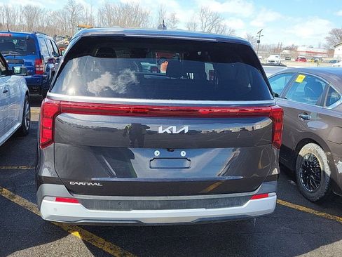 Used 2026 Kia Carnival LX image 4