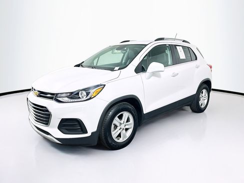Used 2020 Chevrolet Trax LT w/ Driver Confidence Package image 3