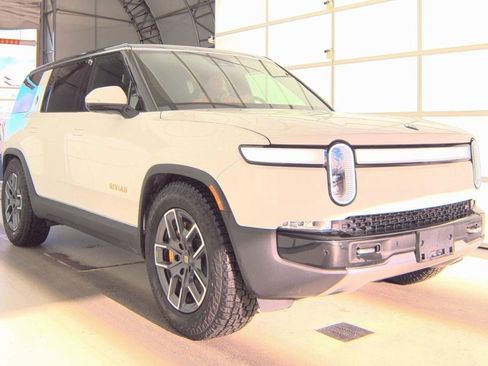 Used 2023 Rivian R1S Adventure image 3