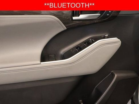 Used 2023 Toyota Highlander Platinum image 10