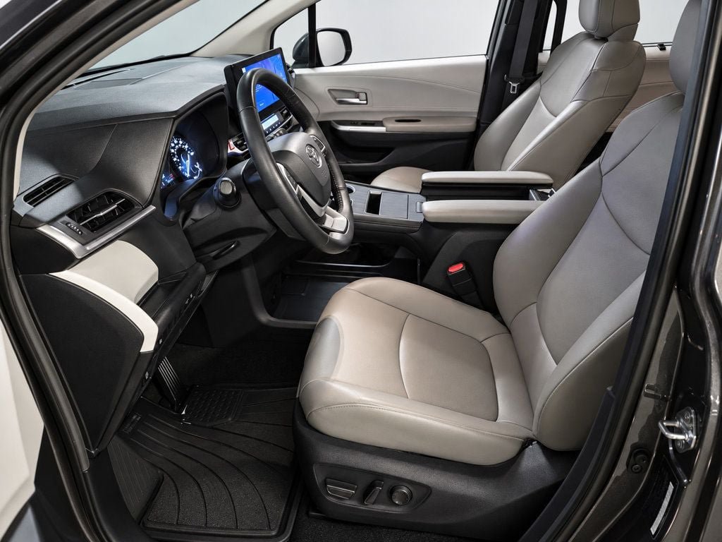 Used 2025 Toyota Sienna XLE FWD image 37