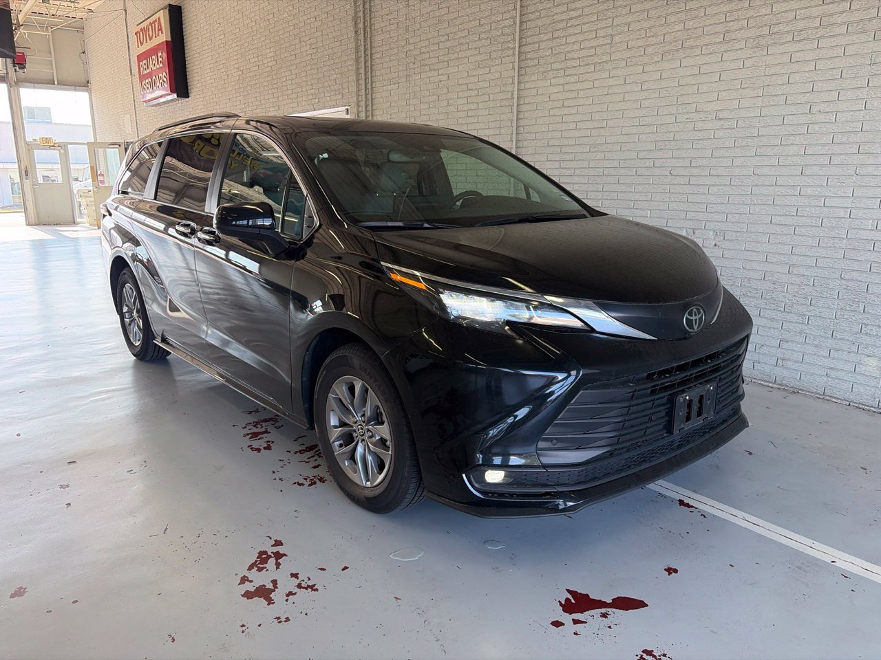 Used 2026 Toyota Sienna XLE FWD image 1