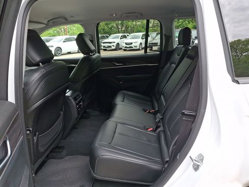 Certified 2023 Jeep Grand Cherokee Limited w/ Black Appearance Package AWD/4WD image 11