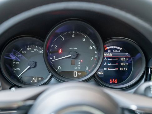 Certified 2025 Porsche Macan image 13