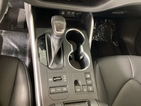 Used 2023 Toyota Highlander XLE AWD/4WD image 19