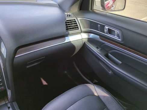 Used 2018 Ford Explorer Limited w/ Equipment Group 301A FWD image 17