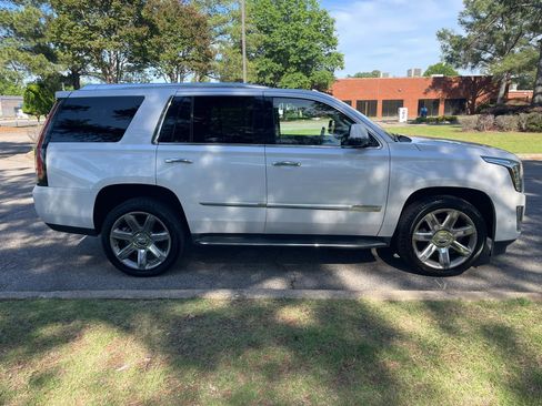 Used 2020 Cadillac Escalade Luxury RWD image 6