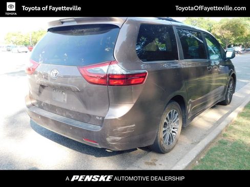 Used 2020 Toyota Sienna XLE w/ XLE Navigation Package FWD image 10