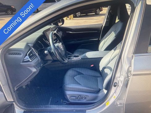 Used 2023 Toyota Camry SE image 3