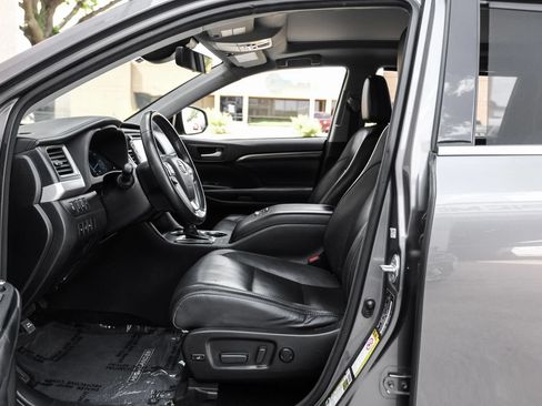 Used 2017 Toyota Highlander Limited Platinum FWD image 3
