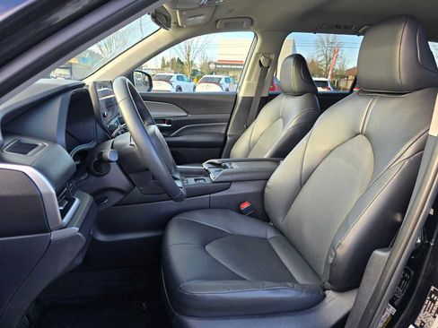 Used 2025 Toyota Grand Highlander AWD image 23