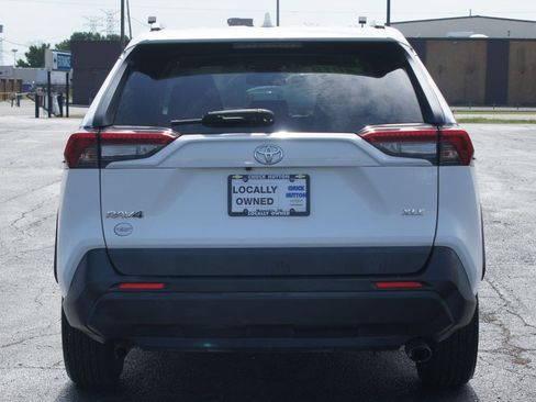 Used 2019 Toyota RAV4 XLE w/ Convenience Package FWD image 3