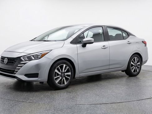 Used 2025 Nissan Versa SV image 3