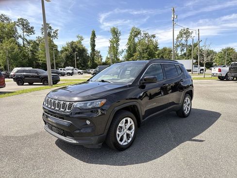 Used 2024 Jeep Compass Latitude AWD/4WD image 9
