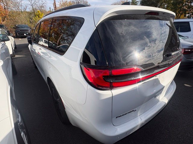 Used 2025 Chrysler Pacifica Limited FWD image 17