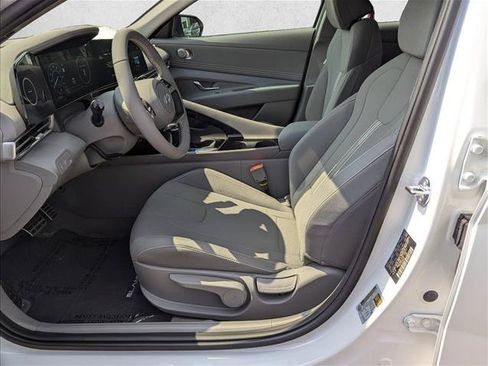 Used 2025 Hyundai Elantra SEL FWD image 4