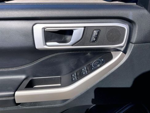 Used 2023 Ford Explorer XLT AWD/4WD image 37