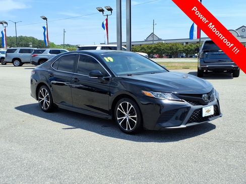 Used 2019 Toyota Camry SE w/ Convenience Package image 7