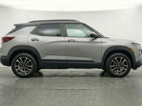 Used 2025 Chevrolet TrailBlazer LT FWD image 11