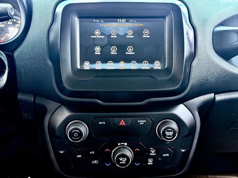 Used 2018 Jeep Renegade Latitude image 23