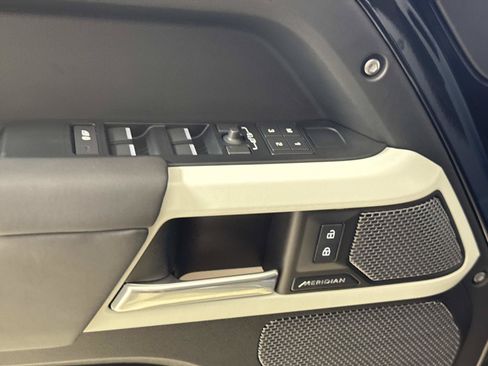 Used 2024 Land Rover Defender 110 X-Dynamic SE AWD/4WD image 17