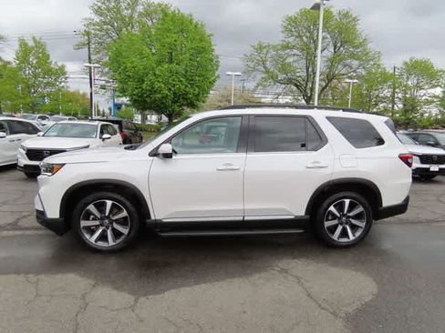 Used 2023 Honda Pilot Touring image 3
