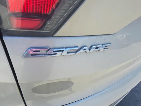 Used 2017 Ford Escape SE AWD/4WD image 16