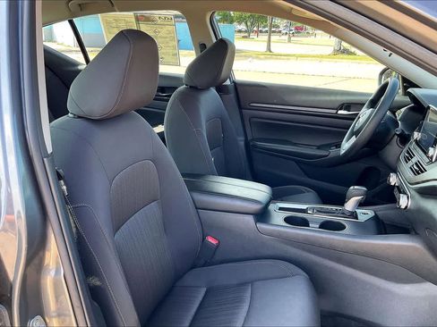Used 2025 Nissan Altima 2.5 SV FWD image 11