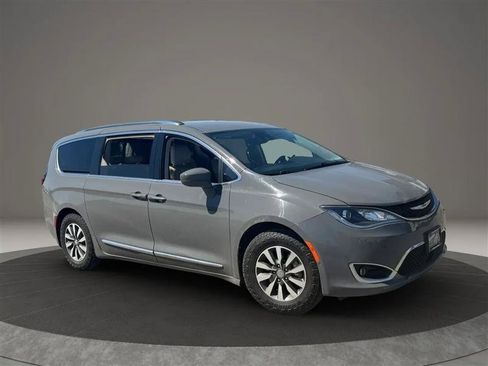 Used 2020 Chrysler Pacifica Touring-L Plus FWD image 7