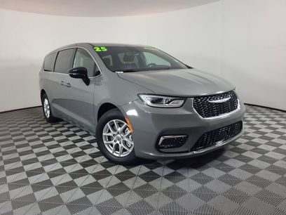 Used 2025 Chrysler Pacifica Select